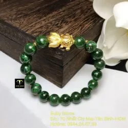 Vòng tay Ngọc bích xanh lý 10 ly, mix charm vàng con cá 24k - Hình ảnh 3