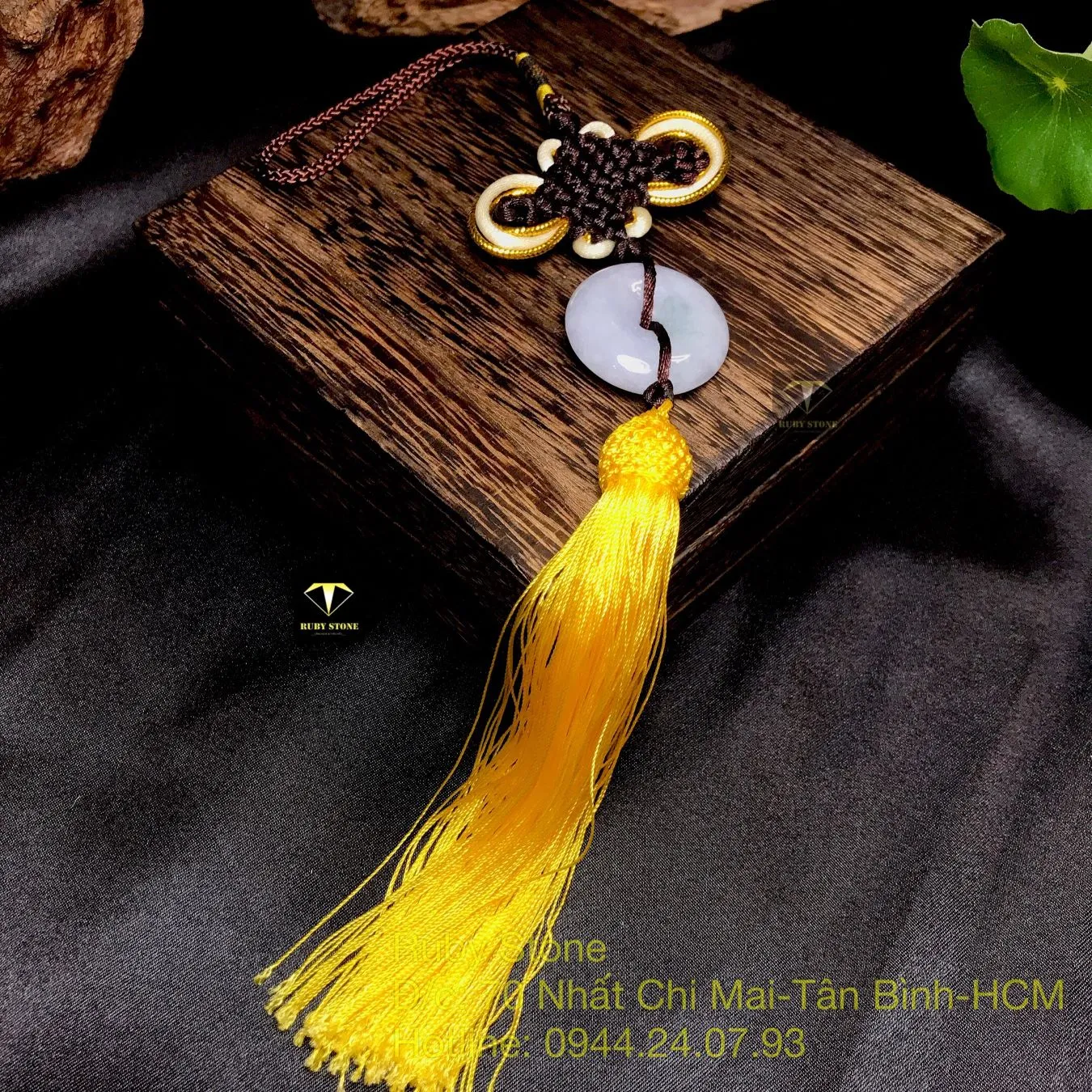 Ngọc bội đồng điếu Cẩm thạch trắng phớt xanh, ánh tím nhẹ Ngọc bội đồng điếu Cẩm thạch trắng phớt xanh, ánh tím nhẹ