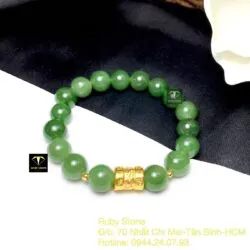 Vòng Ngọc bích xanh lá 10 ly, mix chú "Om" vàng 24k - Hình ảnh 2
