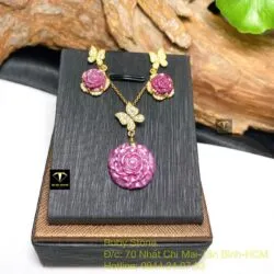 Bộ sản phẩm mặt dây và khuyên tai hoa mẫu đơn Ruby Nam Phi, vàng 18k