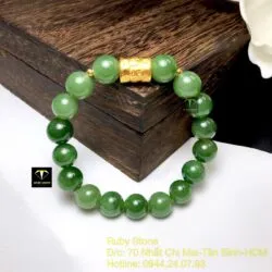 Vòng Ngọc bích xanh lá 10 ly, mix chú "Om" vàng 24k - Hình ảnh 3