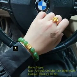 Vòng Ngọc bích xanh lá 10 ly, mix chú "Om" vàng 24k