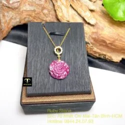 Mặt dây chuyền hoa mẫu đơn Ruby Nam Phi, khoen tròn vàng 18k