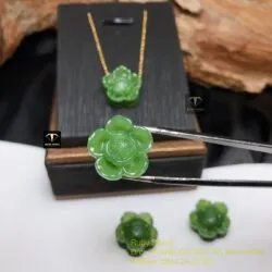 Charm hoa sen ngọc bích Canada