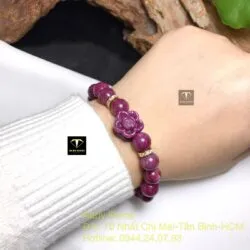 Vòng tay Ruby Nam Phi mix charm hoa sen và bánh xe vàng đính tấm 18k - Hình ảnh 5