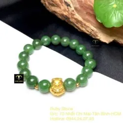Vòng tay Ngọc bích xanh lá 10 ly, mix charm mèo Thần tài vàng 24k - Hình ảnh 3