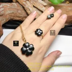 Mặt dây chuyền cỏ bốn cánh ngọc Phỉ Thúy Mực Dục, vàng 18k - Hình ảnh 3