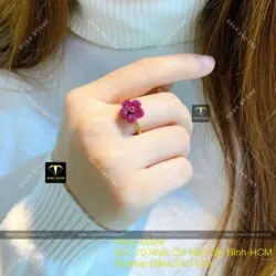 Nhẫn hoa mai Ruby Nam Phi, vàng 18k