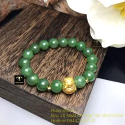 Vòng tay Ngọc bích xanh lá 10 ly, mix charm mèo Thần tài vàng 24k - Hình ảnh 2