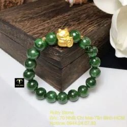 Vòng tay Ngọc bích xanh lý 10 ly, mix charm mèo Thần tài vàng 24k - Hình ảnh 3
