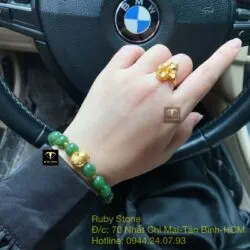Vòng tay Ngọc bích xanh lá 10 ly, mix charm mèo Thần tài vàng 24k
