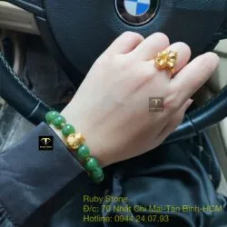Vòng tay Ngọc bích xanh lá 10 ly, mix charm mèo Thần tài vàng 24k - Hình ảnh 6