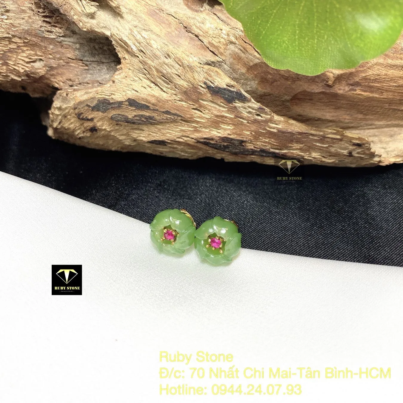 Khuyên tai hoa mẫu đơn Ngọc bích, vàng 18k Khuyên tai hoa mẫu đơn Ngọc bích, vàng 18k