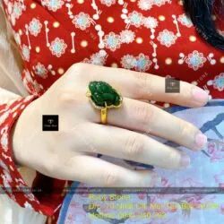 Nhẫn thiềm thừ (cóc ba chân) ngọc bích Canada, vàng 18k