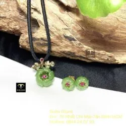 Mặt dây chuyền và khuyên tai hoa mẫu đơn Ngọc bích, vàng 18k