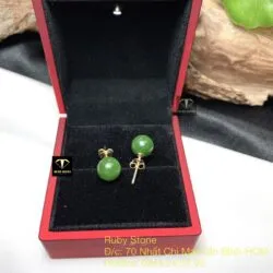 Khuyên tai trái châu ngọc bích xanh lá 9 ly, vàng 18k Khuyên tai trái châu ngọc bích xanh lá 9 ly, vàng 18k