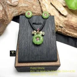 Mặt dây chuyền và khuyên tai hoa mẫu đơn Ngọc bích, vàng 18k