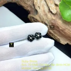 Khuyên tai hoa mai Phỉ Thuý Mực Dục, vàng 18k - Hình ảnh 4