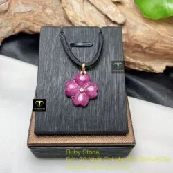 Mặt dây chuyền cỏ 4 cánh Ruby Nam Phi, vàng 18k