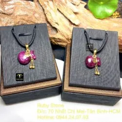 Mặt dây chuyền túi tiền Ruby Nam Phi, vàng 18k - Hình ảnh 5