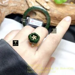 Nhẫn hoa mẫu đơn ngọc Cẩm thạch xanh đen, vàng 18k - Hình ảnh 8