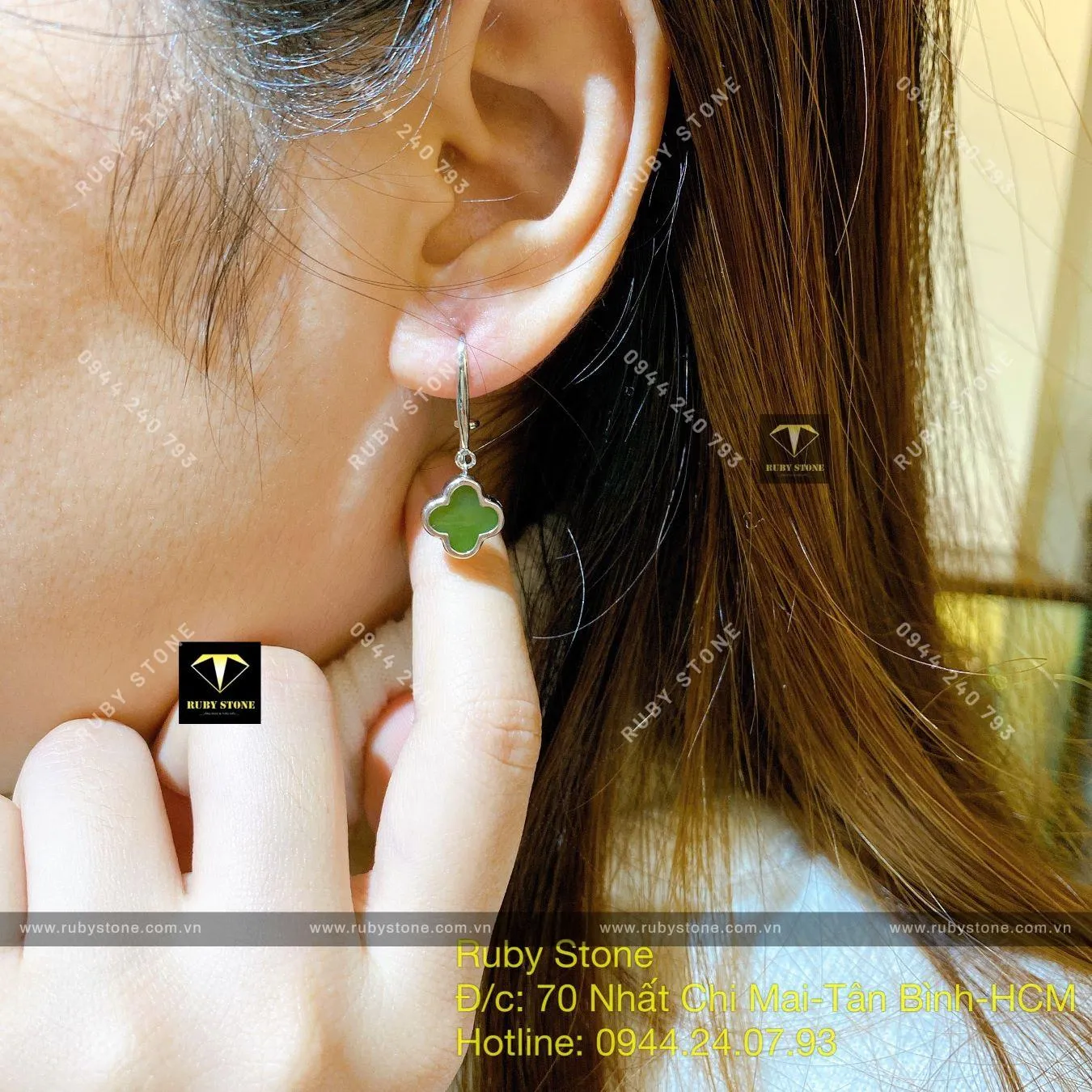 Khuyên tai cỏ bốn cánh Ngọc bích, vàng trắng 585 Khuyên tai cỏ bốn cánh Ngọc bích, vàng trắng 585 - Ảnh 4