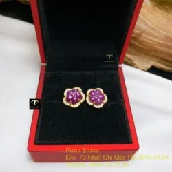 Khuyên tai hoa mai Ruby Nam Phi, vàng 18k - Hình ảnh 2