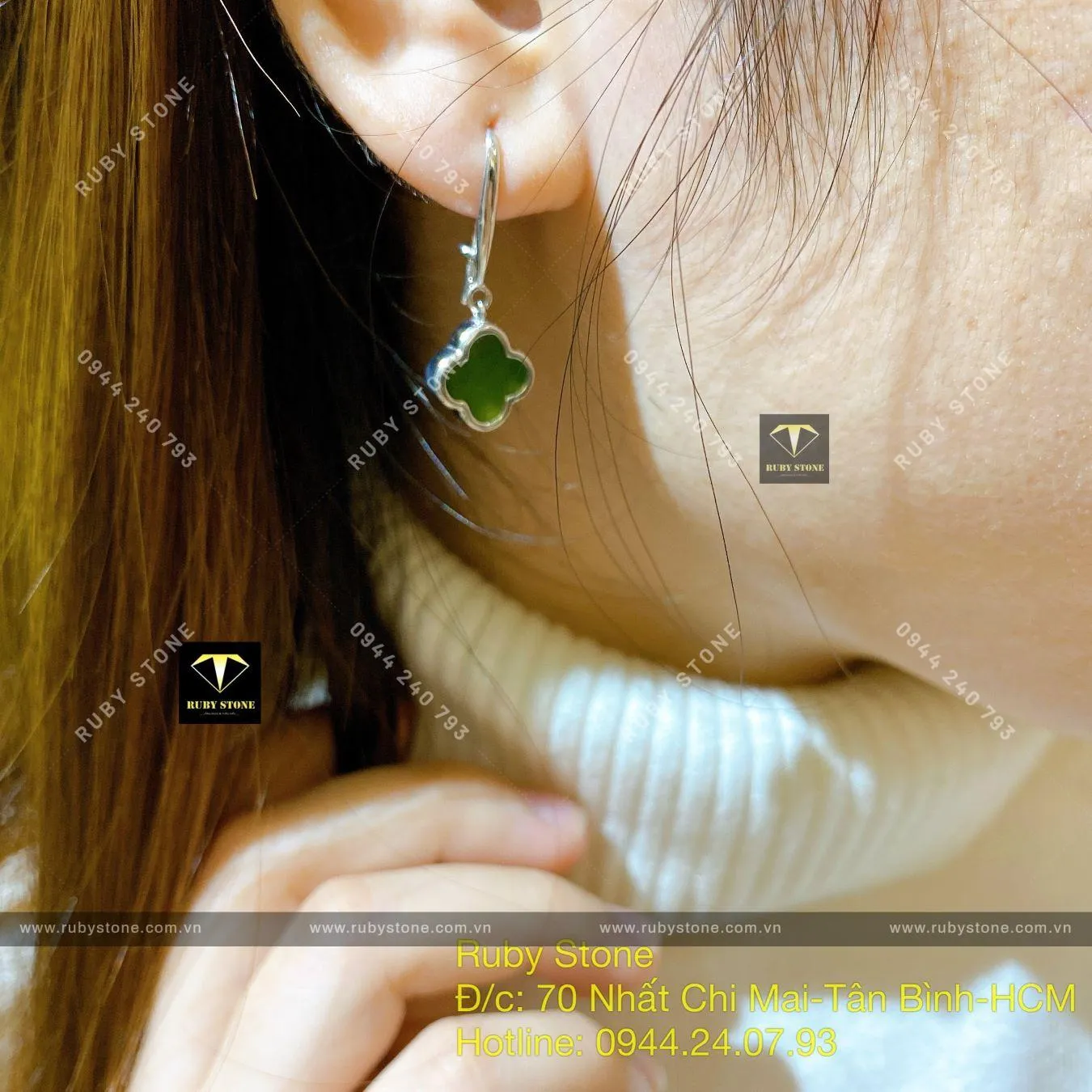 Khuyên tai cỏ bốn cánh Ngọc bích, vàng trắng 585 Khuyên tai cỏ bốn cánh Ngọc bích, vàng trắng 585