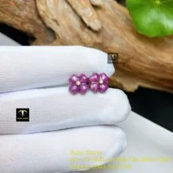 Khuyên tai cỏ bốn cánh Ruby Nam Phi, vàng 18k - Ảnh 3