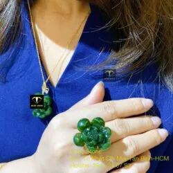 Mặt dây chuyền và nhẫn hoa sen ngọc bích, vàng 18k