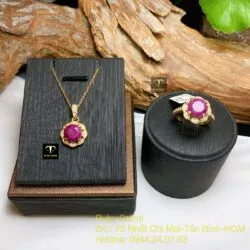 Bộ trang sức mặt dây chuyền và nhẫn Ruby Nam Phi, vàng 18k