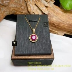 Mặt dây chuyền Ruby Nam Phi mài giác, vàng 18k
