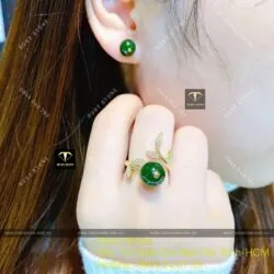 Khuyên tai và nhẫn ngọc bích trái châu, vàng 18k