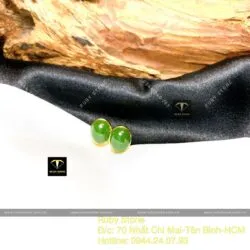 Khuyên tai Oval Ngọc bích, chấu bao, vàng 18k Khuyên tai Oval Ngọc bích, chấu bao, vàng 18k