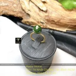 Khuyên tai và nhẫn trái châu Ngọc bích, vàng 18k Khuyên tai và nhẫn trái châu Ngọc bích, vàng 18k