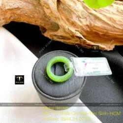 Nhẫn ngọc bích Canada bản 7 ly, chạm hoa văn - Ảnh 4