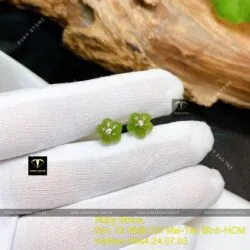 Khuyên tai hoa mai nhị trắng Ngọc bích, vàng 18k Khuyên tai hoa mai nhị trắng Ngọc bích, vàng 18k