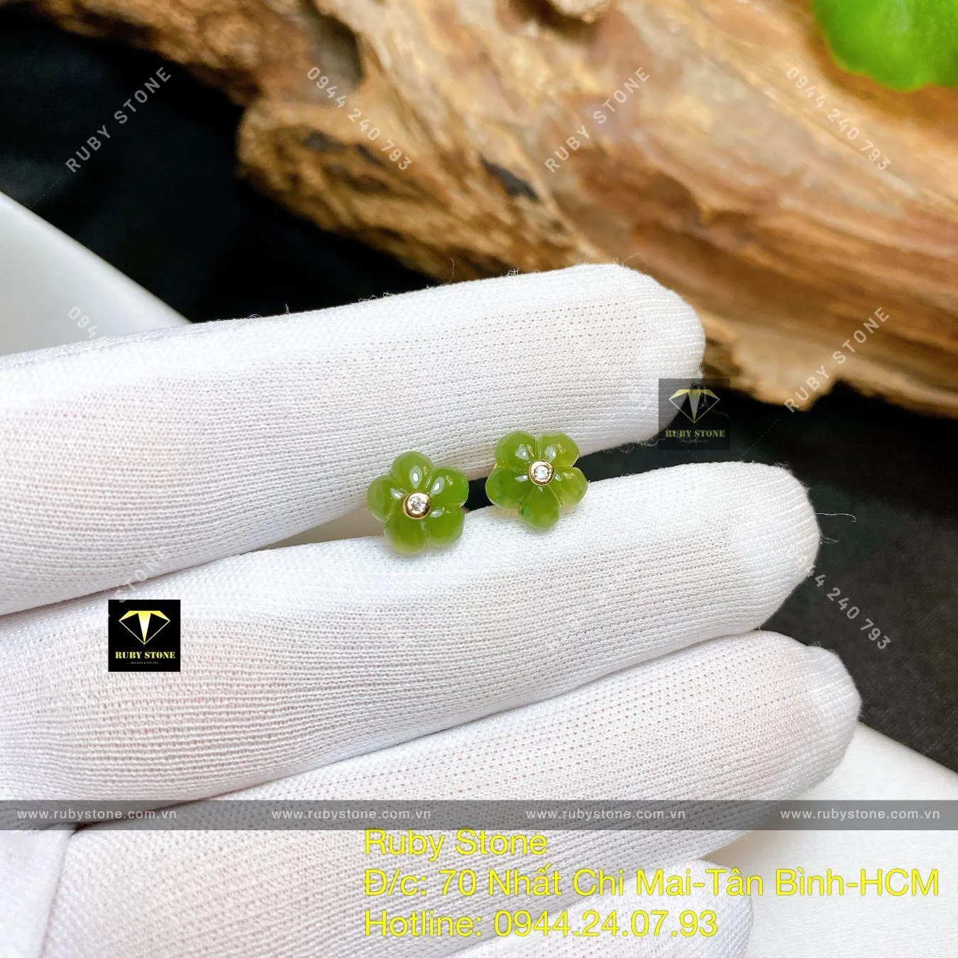 Khuyên tai hoa mai nhị trắng Ngọc bích, vàng 18k Khuyên tai hoa mai nhị trắng Ngọc bích, vàng 18k - Ảnh 3