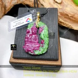 Phật Thích Ca Ruby Nam Phi tạc tách màu tinh xảo, móc vàng 18k