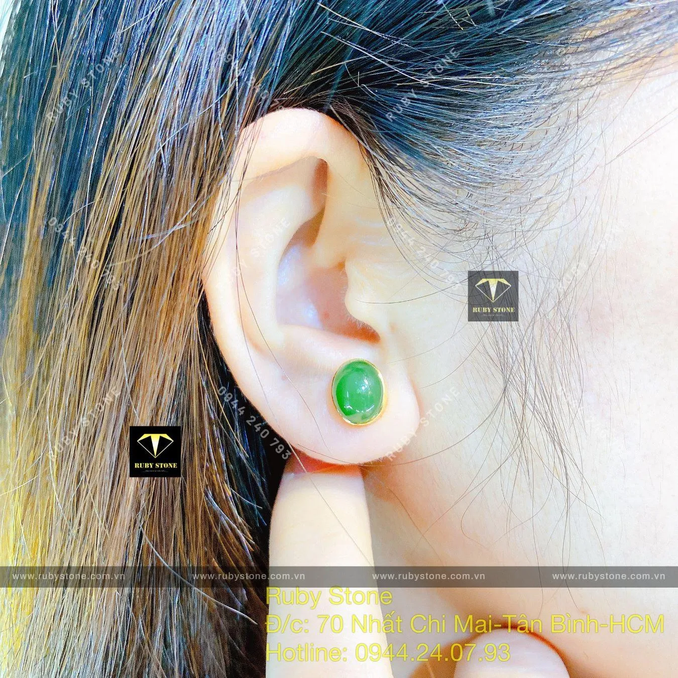Khuyên tai Oval Ngọc bích, chấu bao, vàng 18k Khuyên tai Oval Ngọc bích, chấu bao, vàng 18k
