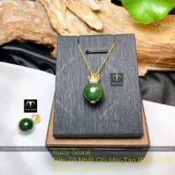 Mặt dây Trái châu Ngọc bích, móc vương miện vàng 18k - Hình ảnh 4