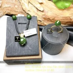 Bộ trang sức trái châu nhị trắng Ngọc bích, vàng 18k