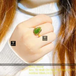 Nhẫn Tỳ hưu Ngọc bích xanh lá, vàng 18k