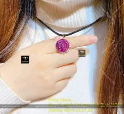 Mặt dây chuyền hoa mẫu đơn Ruby Nam Phi, vàng 18k