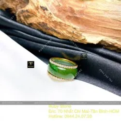 Nhẫn ngọc bích Canada 8 ly hai đường tấm, vàng 18k