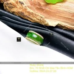 Nhẫn ngọc bích Canada 8 ly hai đường tấm, vàng 18k