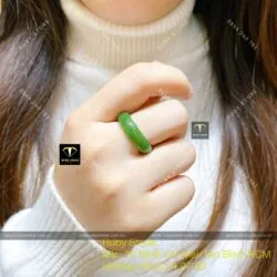 Nhẫn ngọc bích xanh lý, bản 6 ly, khắc chú “Ommani padme hum” - Ảnh 5