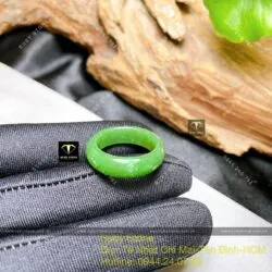 Nhẫn ngọc bích xanh lý, bản 6 ly, khắc chú “Ommani padme hum” - Ảnh 2