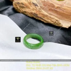 Nhẫn ngọc bích xanh lý, bản 6 ly, khắc chú “Ommani padme hum” - Ảnh 3