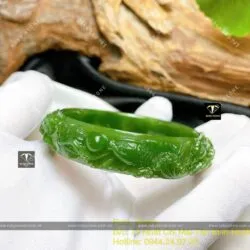 Vòng tay Ngọc Bích Canada xanh lá chạm nổi hoa sen, ni tay 53mm